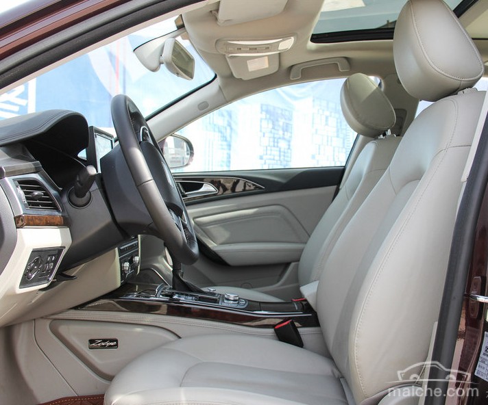 8t尊贵型 2016款众泰z700购车手册 而在储物空间方面,新车后备厢地板