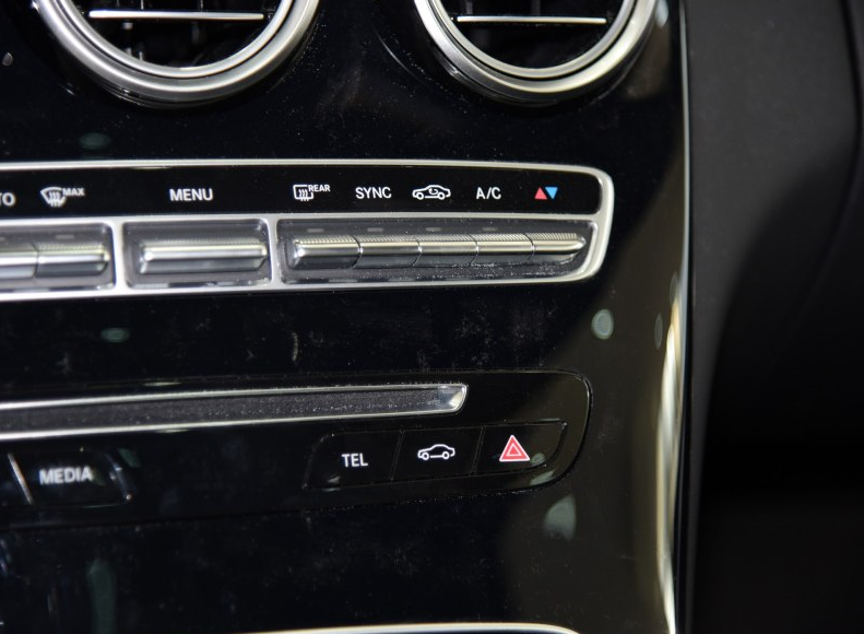 奔驰c coupe标配了双区自动恒温空调,高配车型还带有空气净化功能
