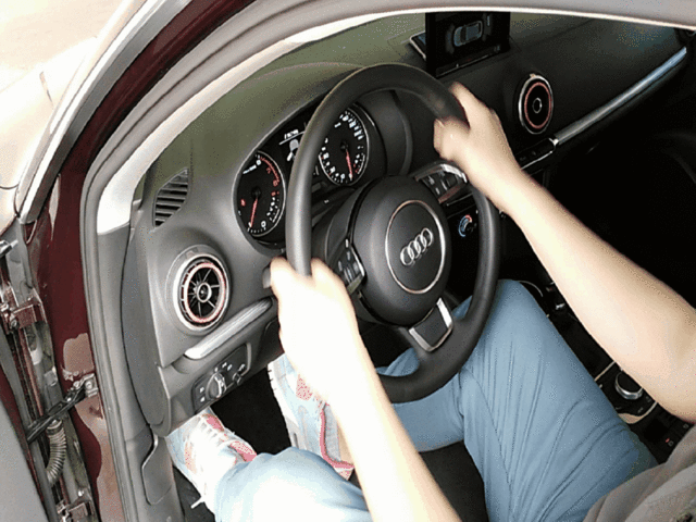 9 车辆的转向灵活性可以直观地从打方向盘的圈数上反映出来,在这个