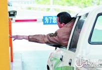 考本必备：科目三靠边停车怎么做到离边线30公分