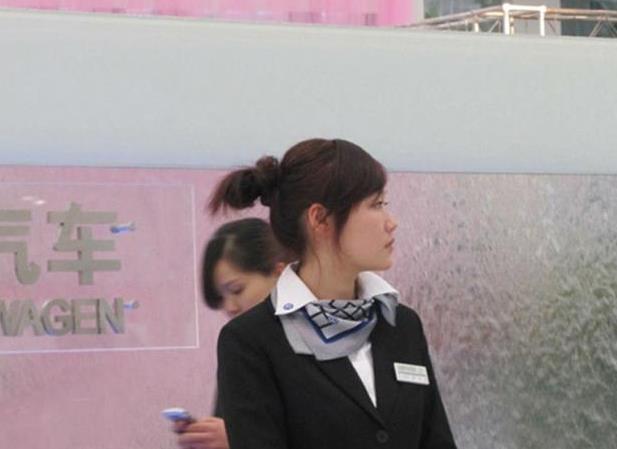 车展买车找4s店女销售,25岁小伙竟被