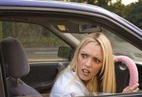 学驾心得：英国女子连续16年考驾照不过 驾校＂拉黑＂教不了
