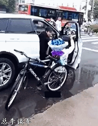 男子骑自行车,带蓝色玫瑰求爱,被路虎女一脚踹