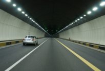 驾驶百科：男子高速上取车牌 扣24分且重考科目一和科目三
