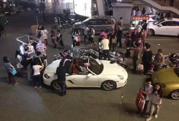 开着豪车摆地摊?土豪你是来体验生活的吗 开着豪车摆地摊?土豪你是来体验生活的吗