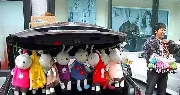 开着豪车摆地摊?土豪你是来体验生活的吗 开着豪车摆地摊?土豪你是来体验生活的吗