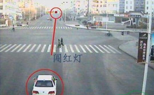 4,闯红灯需三张照片确认,前后轮过线只要不进对面路口不算违章?