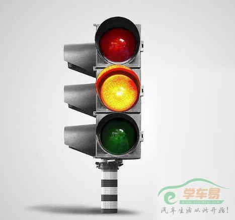 当交通指示灯为持续闪烁的黄灯时,左转怎么转
