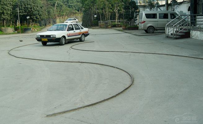 科目二曲线行驶看不见车轮子在哪,压线了怎么