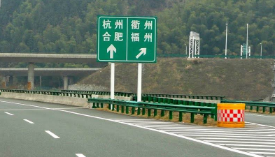注意:就算发现走错路口,也千万不能采取在紧急停车道倒车或掉头在超车