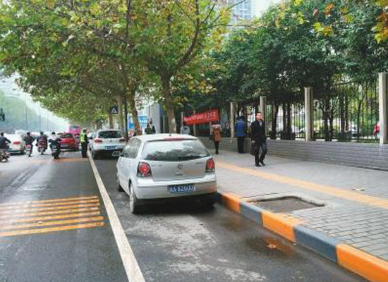 西安推广黄黑相间道沿 司机在场时可临时停车