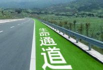 一新驾校：应急车道即生命通道 随意停车是违法