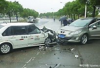 蓝天驾校：驾校车与私家车相撞9人受伤