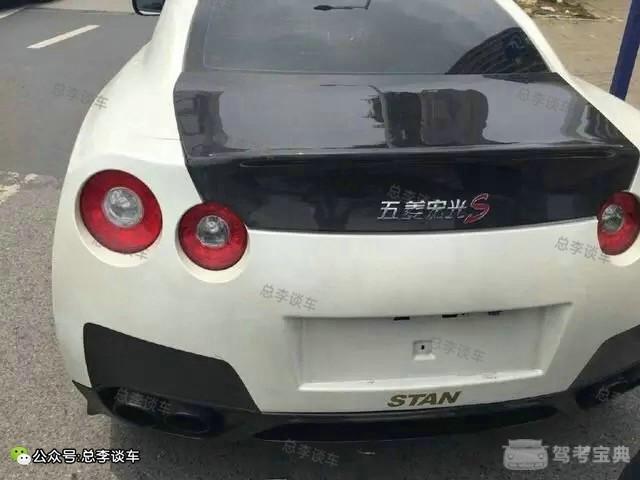 在美国这叫平民跑车,在国内上路一百多万呢! 五菱宏光s之日产gtr.