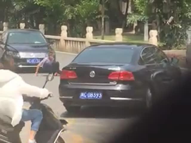 【汽车碰点一小块漆可以补一下么】 车门边上