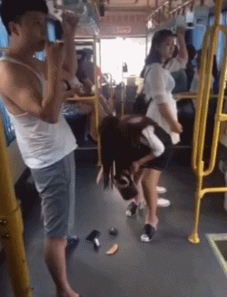 三美女推车姿势让人浮想联翩 1,小时候妈妈一向把我当男孩养,爸爸娶