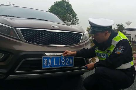 什么鬼?公交车与摩托车车牌一模一样,有图有真