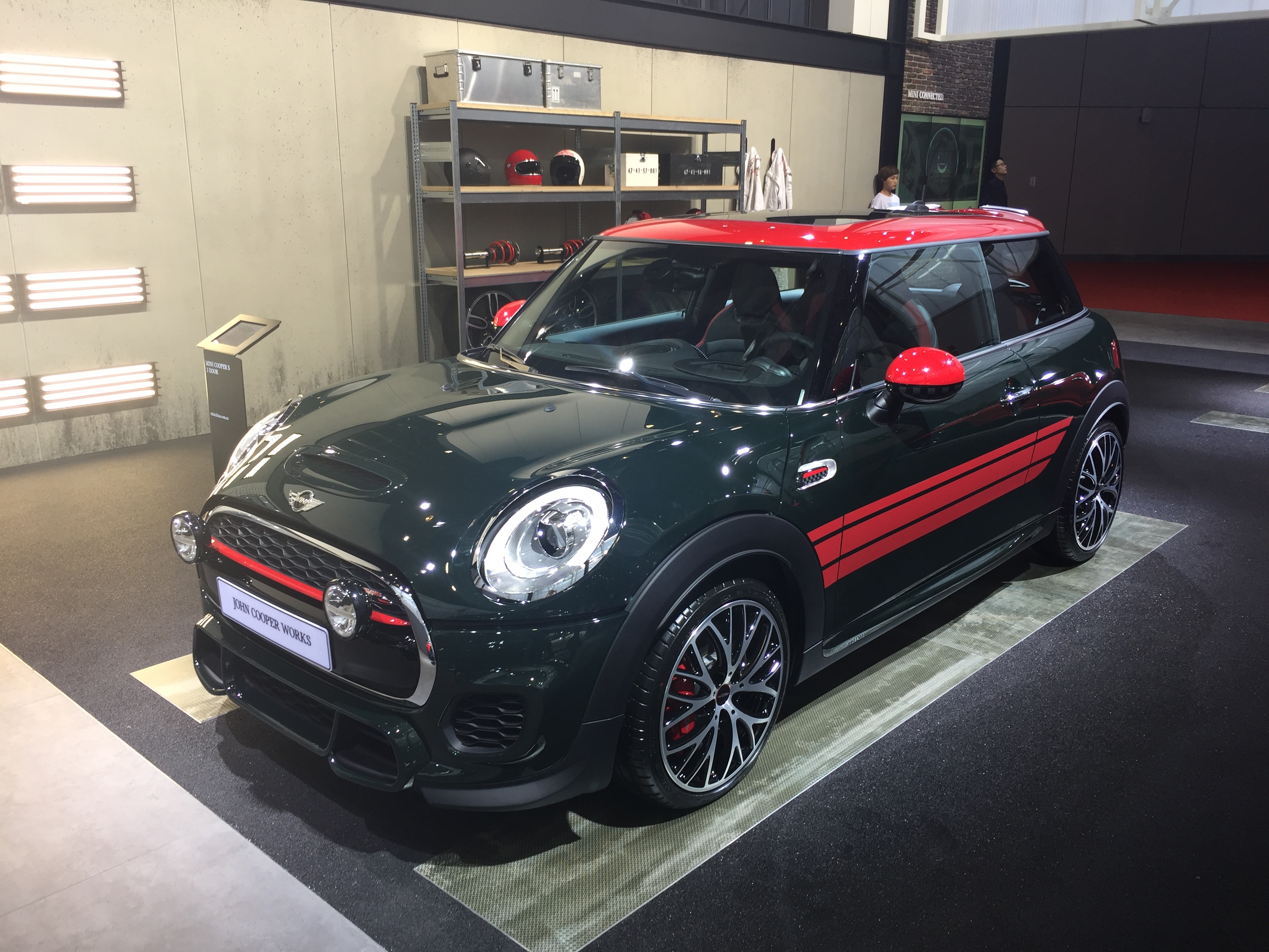 60万 mini jcw全车系正式上市  在本届上海车展上,mini john cooper