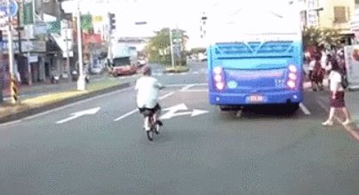 学生妹,不懂交通规则吗?大巴司机,路口不减速吗?