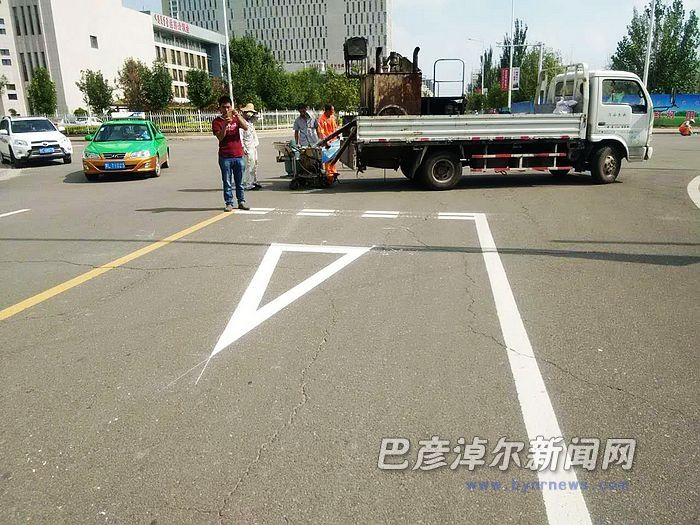 区部分路口施划了倒三角形白色标线,这些标线的名字叫"减速让行标线"