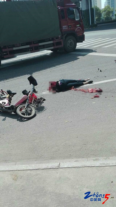 东龙路中通驾校路口严重车祸一女子被碾压器官散一地