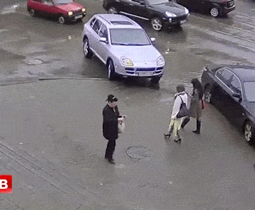 无锡一女司机错把油门当刹车冲撞放学人群,3人受伤