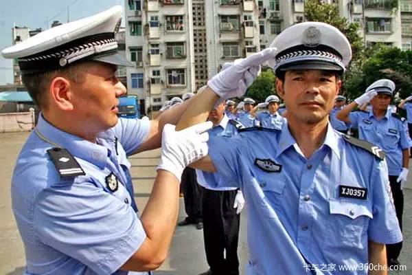 看肩章,交警警官一般都是"直杠 豆豆",而协警警衔是跟军衔中的上等兵