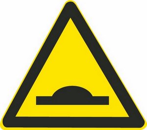 a,泥泞道路 b,低洼路面 c,过水路面 d,渡口 399)这个标志是何含义?