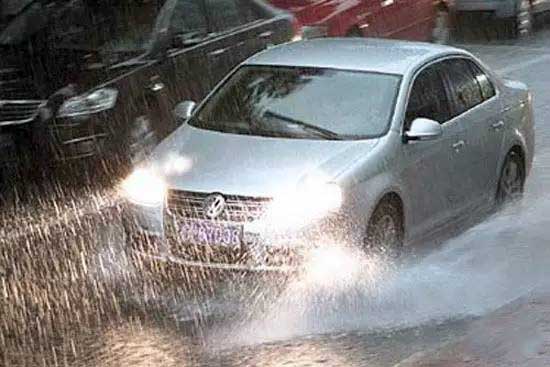 雨季来临雨中行车一定要注意这些救命技巧