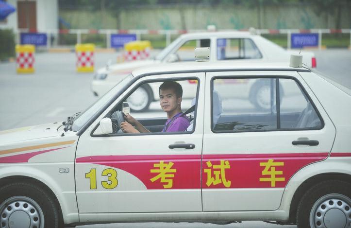 "这一次,因等了一天而疲倦不堪的她,没能顺利通过科目二的侧方移位.