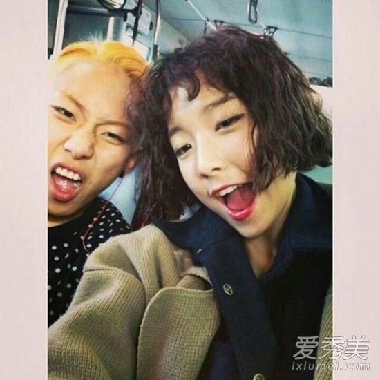 2017年流行什么发型?2017年的一月都要接近尾声了,你还不知道今年流行什么发型?盘点最新流行的发型图片,短发和二次元刘海的风头依旧很盛,快来挑一款去理发店吧 现在宏达驾校小编就为大家讲述2017年流行的16款发型 短发+二次元刘海抢镜的具体情况。。 甜美吸睛的空气刘海,能很好修饰额头的空气刘海依旧是人气爆款,搭配暖棕色发色,甜美俏皮,很适合学生妹。 觉得长的太麻烦?还可以试试这款超短空气刘海,将空气刘海剪成眉上刘海,可是很受日韩妹子欢迎呢,甜美又清爽。 中分内扣的波波头,中分短刘海、发尾内扣,这两个细