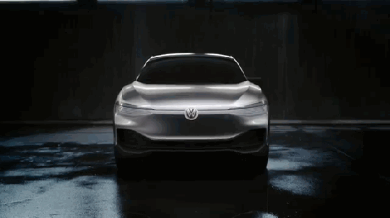 在今天开幕的上海车展上,德国大众汽车公司展示了一款全新的电动跨界