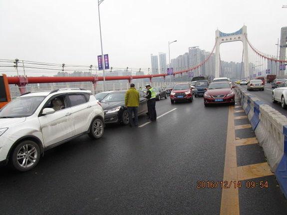 轻微事故不撤现场致堵塞:可罚款200元暂扣驾驶证