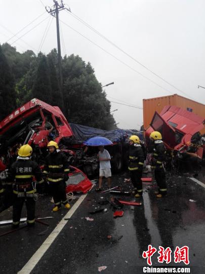 现在交通驾校小编就为大家讲述雨天路滑 浙江义乌集装箱车与半挂车