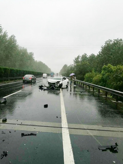 两车追尾 引发后方多车相撞 雨天路滑 高速上开车要专心