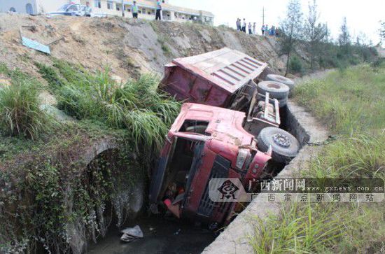 防城港泥头车撞三轮车 一死二伤(图)