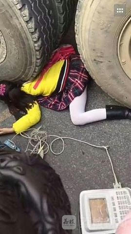 泰州一电瓶车与搅拌车相撞 11岁女童当场被碾身亡