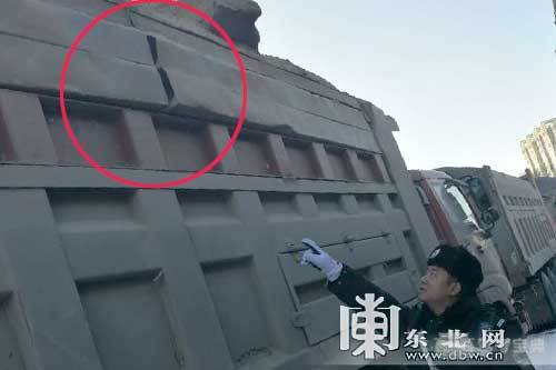 哈尔滨两货车司机涉超载改型伪造号牌行驶证