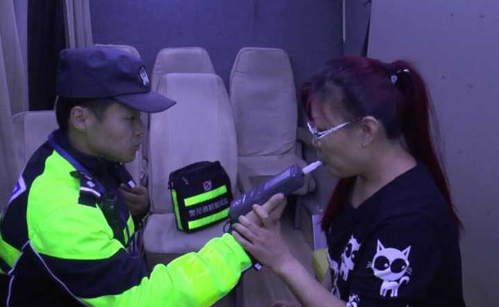 酒后开车遇交警查酒驾 济南一司机弃车逃跑边跑边吐