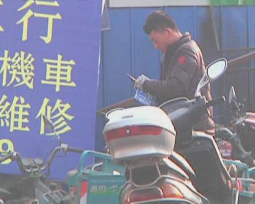 小偷监控下偷摩托 维修点开锁后顺利逃脱(图)