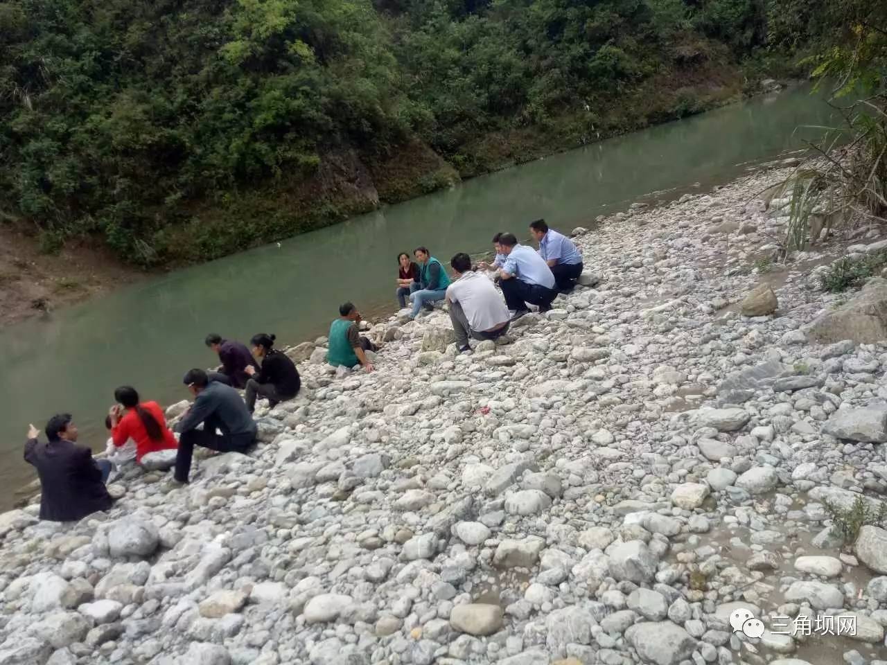 三角坝至奉节路段,高桥附近发生一起车祸,车辆冲入河中