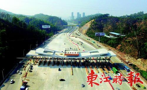 改扩建后的惠深高速惠州白云前收费站.