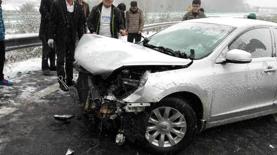 女司机错把油门当刹车 下雪天堵了高速路匝道