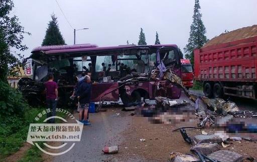 湖北孝感重大车祸 9人死亡多人被甩飞