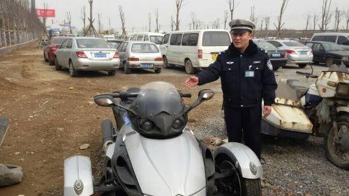 济南槐荫交警查处一造型奇特摩托车:两轮在前一轮在后