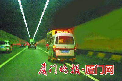 翔安隧道内常遇龟速公交 交警:不允许变道超车(图)
