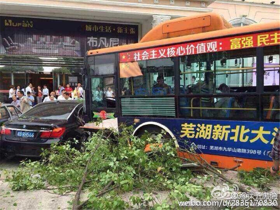 芜湖37路公交车意外冲进慢车道 路边宝马车无奈遭殃(组图)