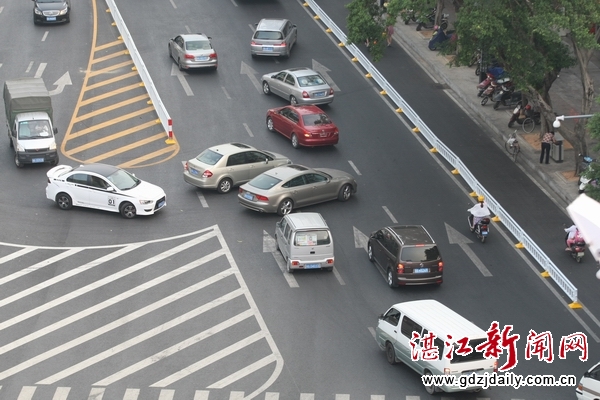 世贸门前红绿灯路段左转掉头车道弧度过窄 容易添堵