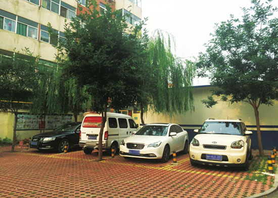 德州:小区露天停车场"停车收费" 每月120元车位费