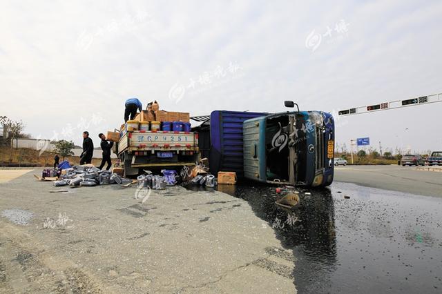 大货车侧翻后机油沿路流淌 形成一片油污带(图)